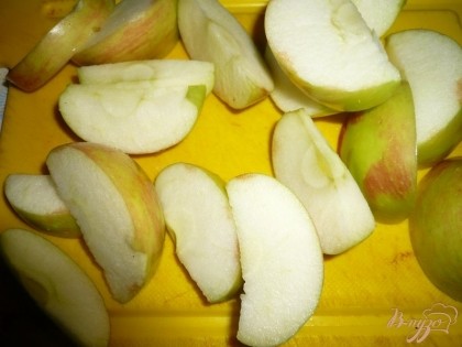 Первым делом яблоки моем, вырезаем сердцевину и нарезаем крупными дольками.