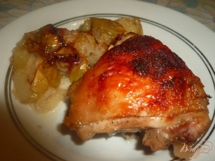 Готово! Ставим сковороду с курицей в разогретую духовку на средний огонь и готовим около 30 минут, периодически сковороду достаем и поливаем курицу выделившимся соком. Печеные яблоки послужат пикантным гарниром.