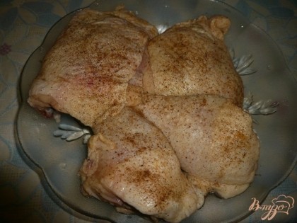 Окорочка разрезаем на голень и бедро, естественно можно использовать только бедра или голени, или же любые другие части курицы. Каждый кусок солим с двух сторон и посыпаем молотым перцем, даем полчасика полежать в таком виде.
