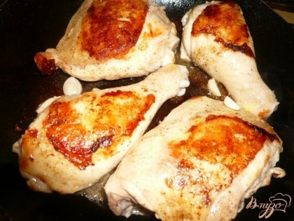 Сковороду хорошо разогреваем и обжариваем куски курицы на сильном огне по 2-3 минуты с каждой стороны, так, чтобы получилась румяная корочка. Затем складываем мясо в подходящую по размеру кастрюлю.