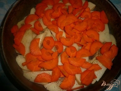 Морковь нарезаем кусочками, толщиной 2-3 мм и выкладываем на картофель.