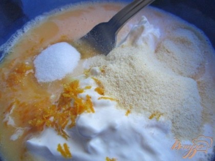 Яйца взбить с сахаром, добавить сметану, манную крупу и апельсиновую цедру.
