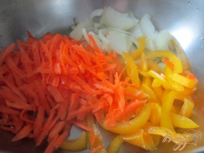 В кастрюле на оливковом масле потушить под закрытой крышкой в течении 10 мин. морковь, репчатый лук и сладкий перец.
