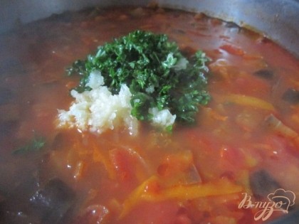Когда суп будет готов добавляем нарезанную зелень и чеснок, выдавленный через пресс.
