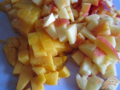 Половинку манго и персики нарезать на кусочки.