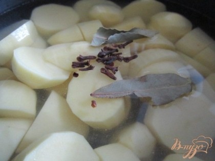 Картофель почистить и нарезать на кусочки.Поставить вариться с добавлением лаврового листа и гвоздичек. Посолить по вкусу.