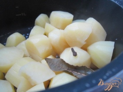 Когда картофель будет готов воду слить, лавровый лист и гвоздички убрать.