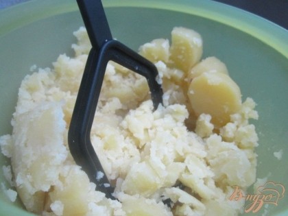 Картофель растолочь с добавлением сливочного масла и 2 ст.л. сметаны.
