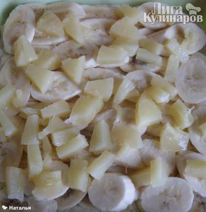 НА  творожный пласт раскладываем начинку из бананов и нарезанного консервированного ананаса.