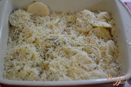 Приготовим жаропрочную форму, смажем маслом. Выложим часть картофеля с пореем,затем часть грибов, часть картофеля и вновь часть грибов. Посыпая слои петрушкой. Выльем отставленный крем молочный. Закончим сверху сыром. Поставим в разогретую духовку, прикрыв сверху фольгой на 190 гр на 1 час.