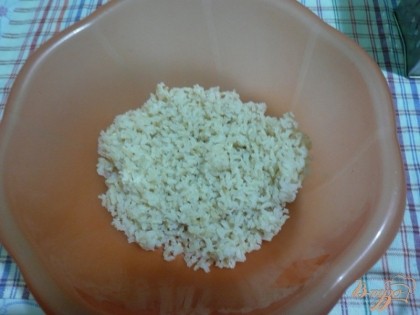Берем подходящую миску, высыпаем рис и даем ему остыть.