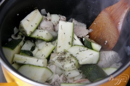 Добавить к мясу лук, чеснок, цуккини, тимьян, обжарить вместе 3-4 мин.