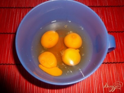 Яйца разбиваем в подходящую емкость, немного подсаливаем. Размешиваем желтки и белки вилкой. Фасоль опрокидываем на сито и даём обтечь, лишняя жидкость нам ни к чему.