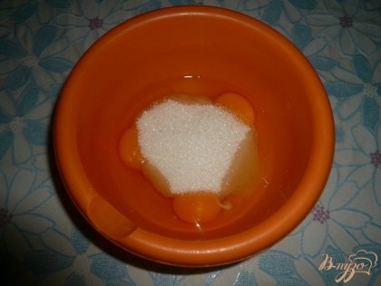 Добавляем 3 столовых ложки сахара, если яблоки очень кислые, то можно взять больше сахара.