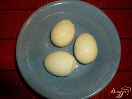Куриные яйца отвариваем вкрутую (после закипания десять минут на слабом огне), затем заливаем яйца холодной водой, остужаем их и снимаем скорлупу. Измельчаем яйца любым удобным способом - натираем на тёрке, пропускаем через яйцерезку или просто мелко нарезаем.