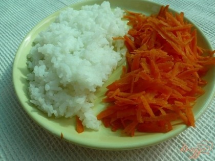 Морковь натираем на терке, рис отвариваем до полуготовности.