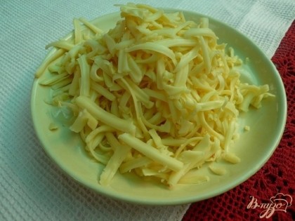 Сыр (можно использовать любой твердый, лишь бы плавился хорошо) натираем на крупной терке.