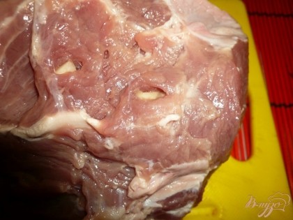 Для приготовления этого блюда свинину выбираем без кости и с прослойками жира – например, лопатку или шейку. Мясо хорошо промываем и даем ему обсохнуть или хорошо промокаем салфетками.