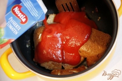 Выложить поверх лука хлеб, залить пассированными томатами или пассатой.