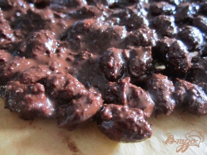 Шоколадно-миндальную смесь выложить на ровную поверхность с пекарской бумагой.Поставить в холод на 10 мин.
