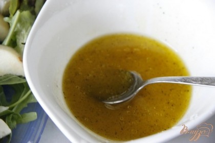 Заправка: смешать оливковое масло, лим.сок, мёд, соль, перец