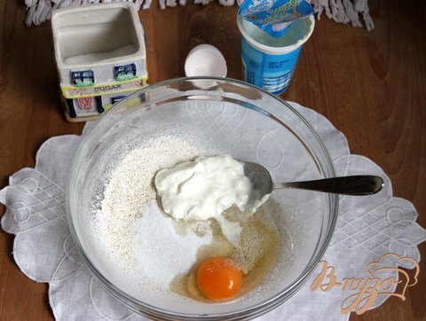 Добавить яйцо, сметану, сахар