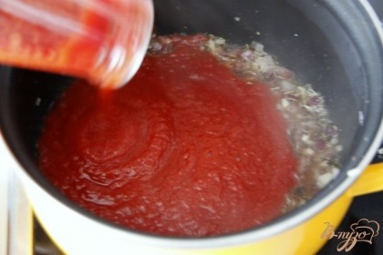 Добавить пассату и томаты в собственном соку, прогреть всё вместе.