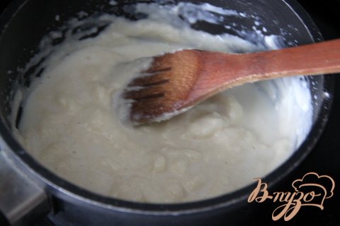 Маленькими порциями вводить молоко, постоянно вмешивая его в мучно-маслянную смесь.