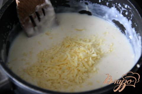 Снять с огня, добавить тёртый сыр и растопить его в соусе.