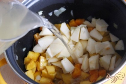 Добавить очищенное яблоко, нарезанное кубиком, залить овощным бульоном