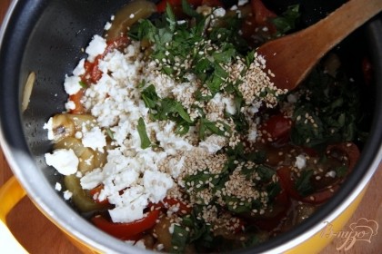 Добавить  в овощи соус, фету, зелень (базилик, петрушку или др.), специи, немного кунжута, перемешать.