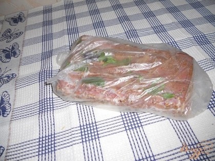 Кладём мясо в рукав или пакет для запекания и хорошо его завязываем.