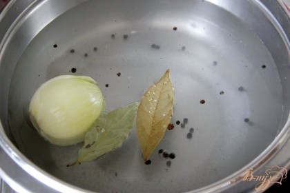 В широкую миску или кастрюлю налить воду, добавить соль, лука, лавровый лист, перец, довести до кипения.