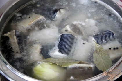 Опустить рыбу в кипящую воду и варить 5-7 мин.