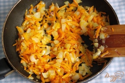 Лук нарезать мелким кубиком, морковь натереть на крупной тёрке. Спассеровать на сливочном масле лук, морковь. Добавить в кастрюлю за 15 мин. до готовности гороха.