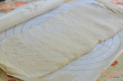 Раскатать тесто можно разрезав на две половины или, если желаем потолще оставить одним полотном. Но прямоугольной фигурой как на снимке.