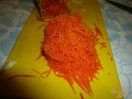 Морковь натираем на мелкой терке и также отправляем в кастрюлю.