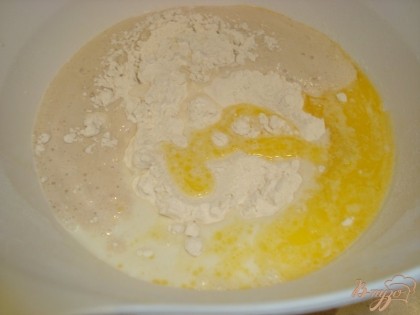 К готовой опаре добавляем просеянную муку, оставшееся молоко, 1 яйцо, растопленное масло, щепотку соли.