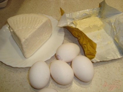 Для начинки нам понадобится сыр адыгейский (можно в сочетании с брынзой,так даже будет вкуснее) -250 гр., яйца по количеству штук хачапурий(в нашем случае 4 шт), желток для смазывания -1 шт., и масло сливочное-20 гр.
