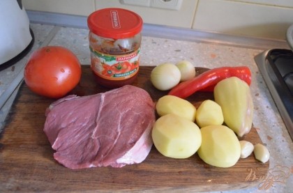 Обязательными ингредиентами для супа являются болгарский перец и помидоры. Также в суп можно добавить морковку, обжаренную с луком.