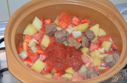 Перец и помидоры нарезать небольшими кусочками и положить в кастрюлю. Также добавить столовую ложку томатной пасты. Размешать, посолить и поперчить по вкусу.Добавить воды, закрыть крышкой и дать провариться 15 мин.