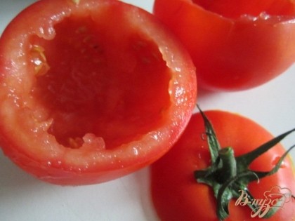 У томатов срезать верхушку и аккуратно вынуть мякоть.
