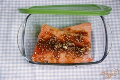 Промазать рыбу маринадом, оставить в холодильнике на 1-2 часа.