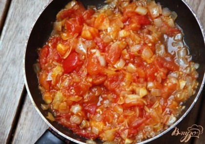 Поджарить лук до золотистости, добавить томаты, протушить вместе 5-8 мин.