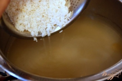 Из бульона вынуть говядину, добавить рис, варить 20 мин., до готовности риса.