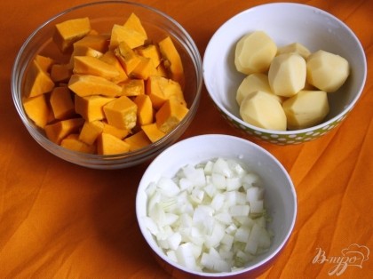Подготовить овощи. Тыкву и картофель очистить, нарезать кубиками, лук - мелко нарезать.