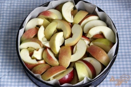 Яблоки очистить от семенной коробочки и нарезать дольками в 2-3 см толщиной, выложить ими полную форму, в 2 слоя.