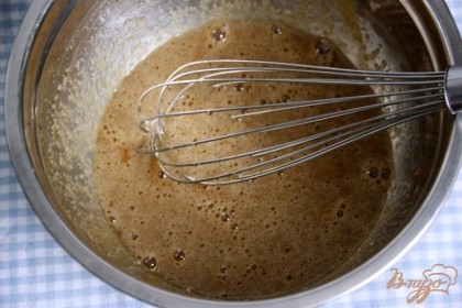В это время подготовить тесто: взбить венчиком яйца и 1 стак.сахара.