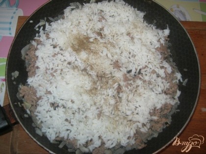 Затем в фарш добавить вареный рис, соль, специи, тщательно перемешать.
