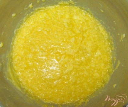 Нагреть духовку до 180 градусов. Растопленное сливочное масло растереть с сахаром и яйцом.